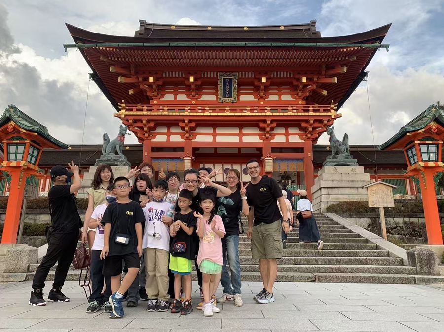 Family at Fushimi Inari's Romon gate