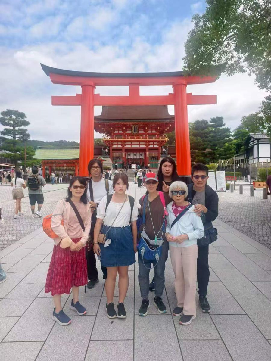 Family before Fushimi Inari's grand torii