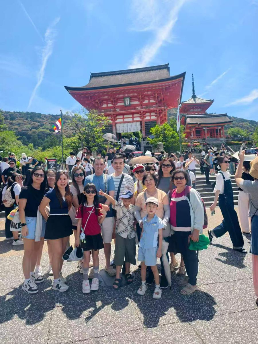 Family at Kiyomizu-dera's gate