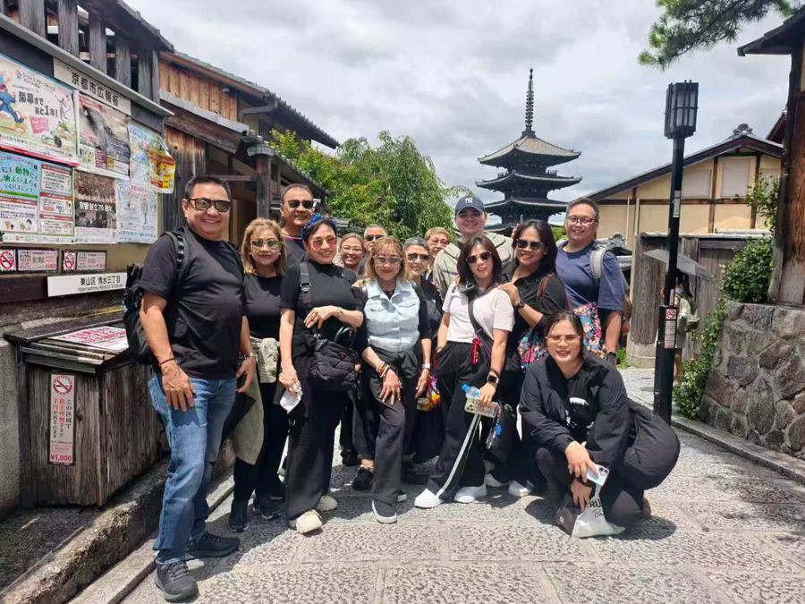 Group on Sannenzaka street with Yasaka Pagoda behind