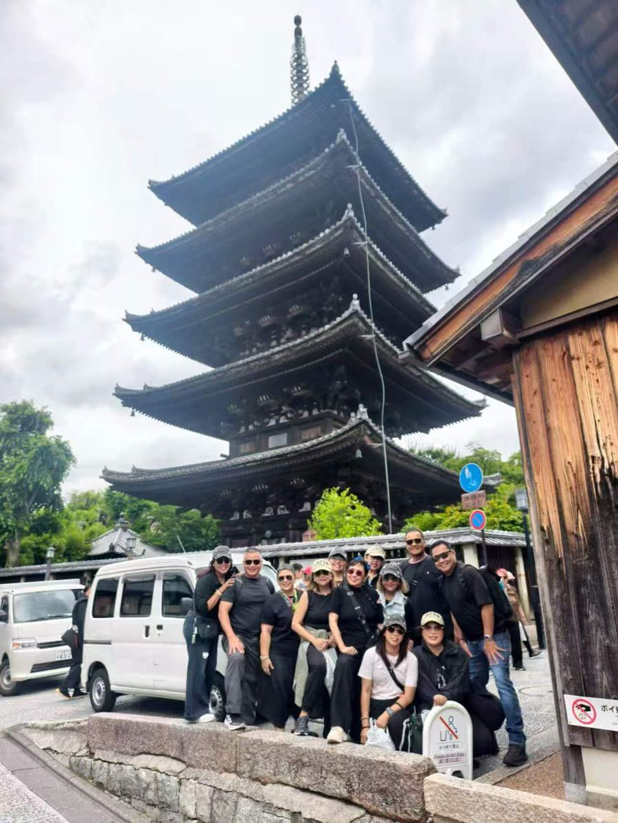 Group beneath Yasaka Pagoda