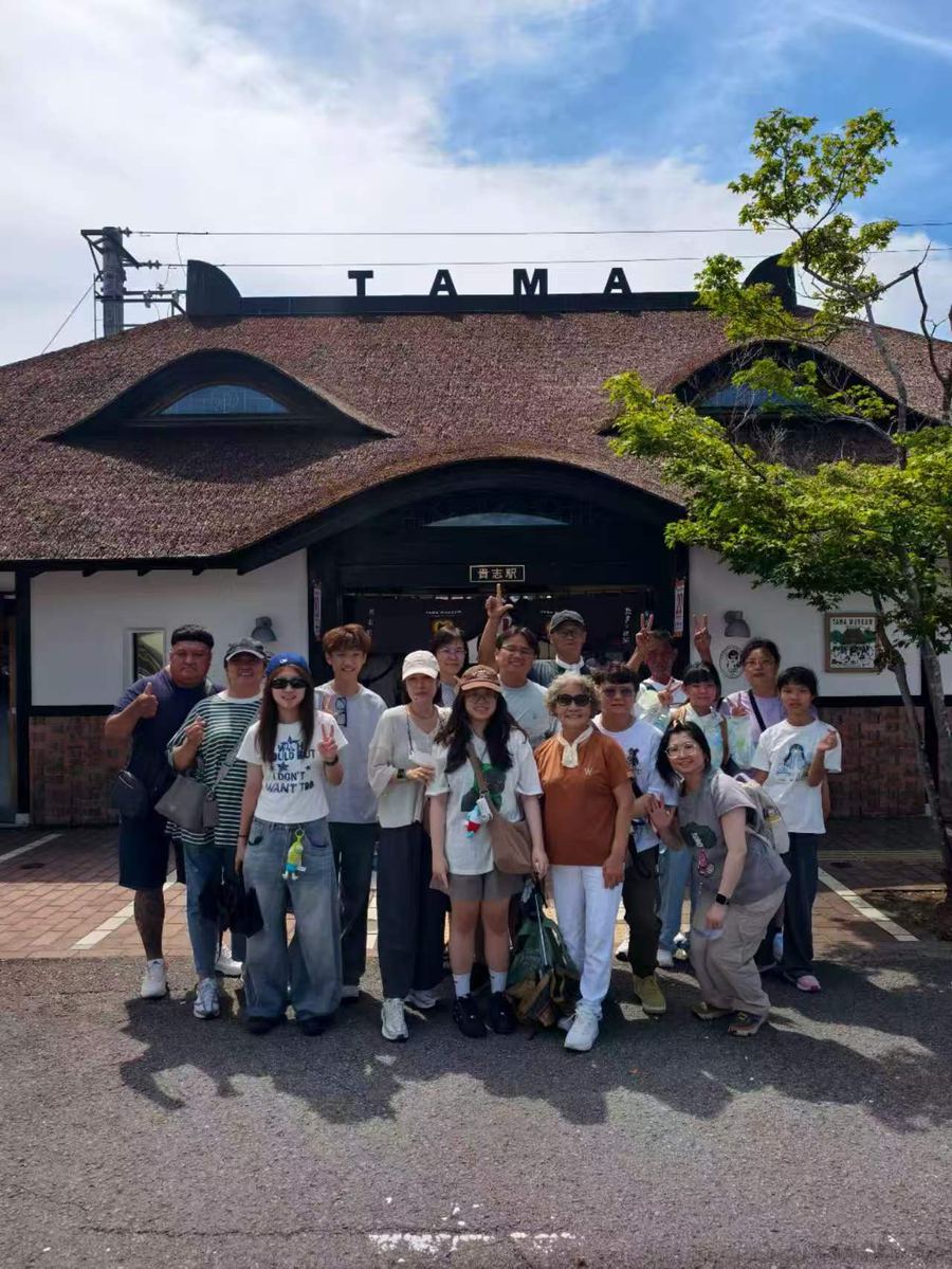 Group at the cat-shaped Tama Station
