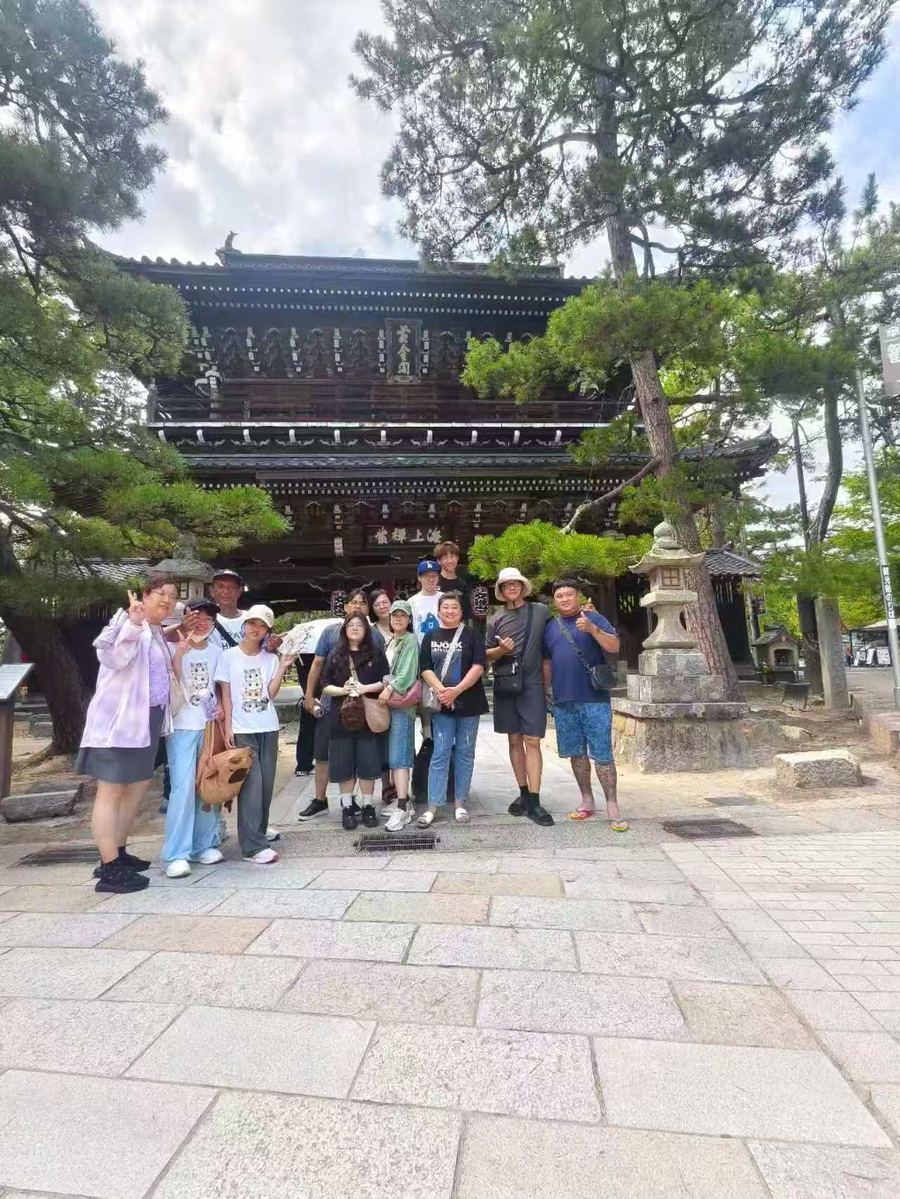 Group at Chion-ji temple gate, Amanohashidate