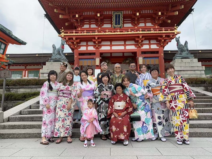 Guests in kimono at Fushimi Inari Shrine
